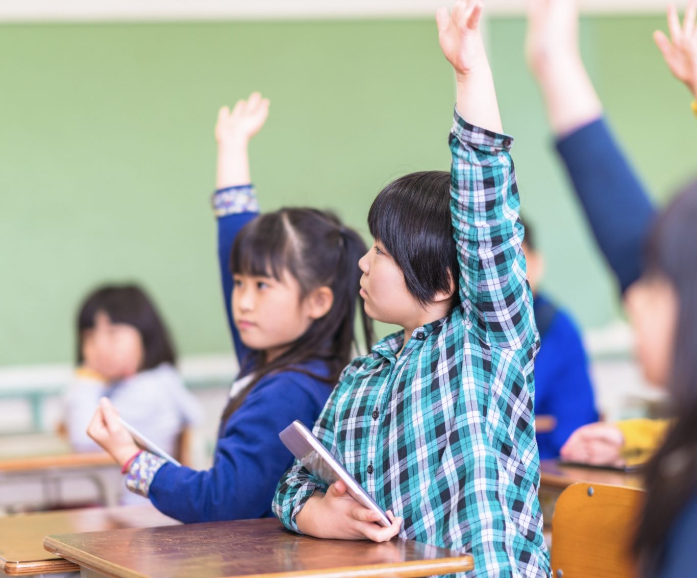 挙手して発言する小学部の子どもたち